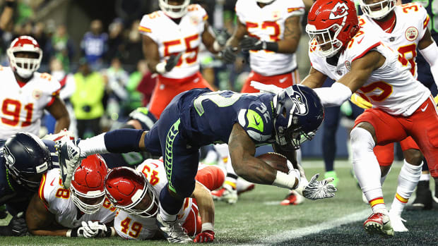 seahawks-chiefs-defense-chris-carson.jpg